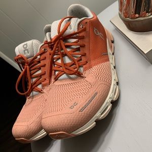 On cloud size 9.5W womens